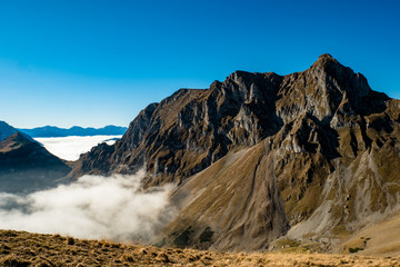 Eisenerzer Reichenstein mit Nebel in den Tälern in den österreichischen Alpen