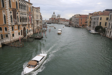 Fototapeta na wymiar Venedig bei Hochwasser: Canale Grande mit Palästen, Schiffen und Blick auf die Basilika Santa Maria della Salute