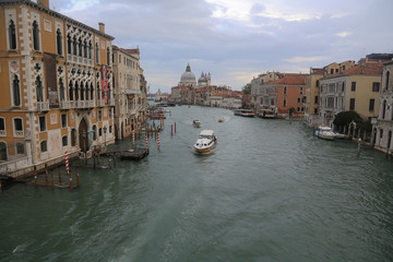 Venedig bei Hochwasser: Canale Grande mit Palästen, Schiffen und Blick auf die Basilika Santa Maria della Salute