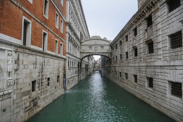 Fototapeta na wymiar Venedig bei Hochwasser: Die Seufzerbrücke 