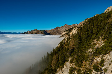 Fototapeta na wymiar Nebel zu Fuße eines Berges in den Eisenerzer Alpen