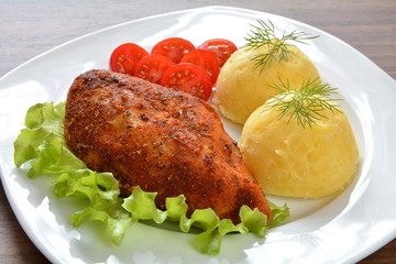 pieczony filet drobiowy z ziemniakami i pomidorem