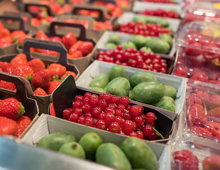 fruits rouges sur le marché