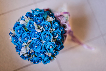 Bouquet di rose blu con diadema al centro - sfondo mattonelle