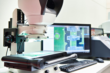 Measuring microscope to control parts in manufacturing