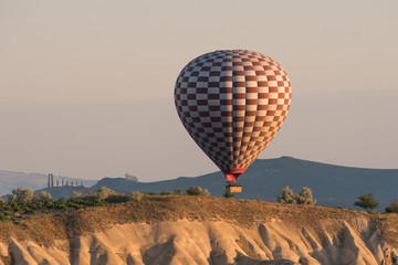 Fototapeta na wymiar Big hot air balloon with basket full of tourists