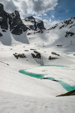 Les Lacs Roberts en Isère , au printemps , au dégel , station de ski de Chamrousse