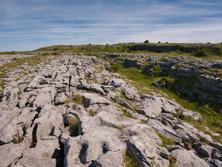 Seltsame Felsenlandschaft mit Spalten und Rillen