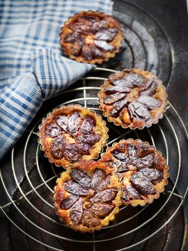 Tartlets with damsons and cinnamon sugar