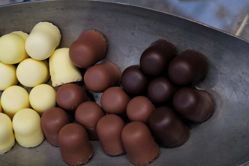 Chocolats blancs et noirs dans un plat de métal