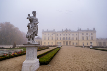 Fototapeta na wymiar Ogrody Pałacu Branickich w Białymstoku