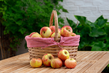 Frische Äpfel im Korb