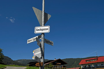strassenschilder im kleinwalsertal