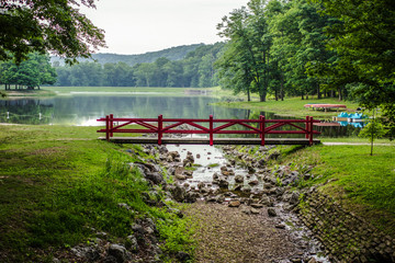 Obraz premium Ohio Nature Landscape. Beautiful lake in the Appalachian foothills of Scioto Trail State Park in southeastern Ohio.