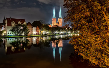 Lübecker Dom bei Nacht