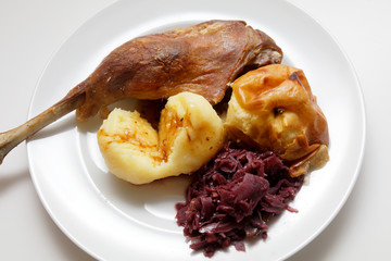Gänsekeulen mit Knödel und Rotkohl