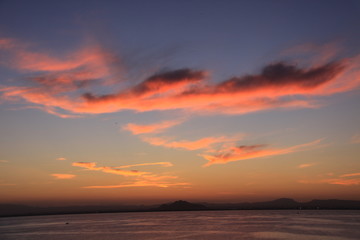 Naklejka premium nubes en rojo