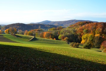 Fototapeta premium Durch land- und forstwirtschaftliche Bewirtschaftung geprägte offene Weidelandschaft im vorderen Odenwald im Frühling. (Lautertal, Hessen, Deutschland), Melibokus, Gadernheim