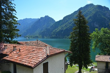 Blick von Tre Capitelli auf Vesta am Idrosee, Lombardei, Italien