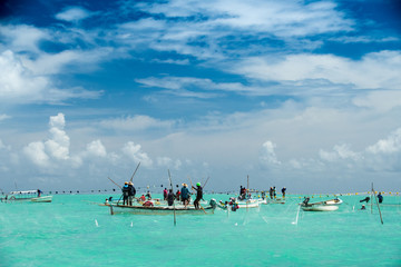 RODRIGUES ISLAND - Net fishing in lagoon