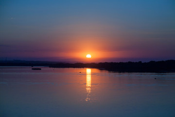 Obraz na płótnie Canvas Sunset on the river