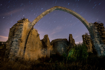 Noches de estrellas en el monumento derruido de la ermita de viana con un arco precioso