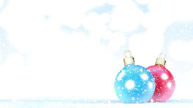 Boules d'ornement de No&euml;l sur une neige fra&icirc;che. Vid&eacute;o en boucle. Rendu 3D