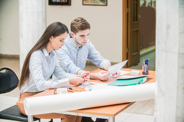 Obraz premium the guy with the girl at the computer, office workers