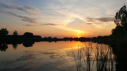 Fototapeta premium Decline over the lake