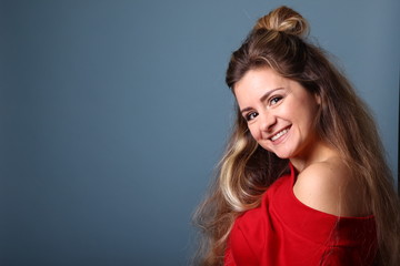 Fototapeta premium Portrait of a caucasian woman in front of a blue background