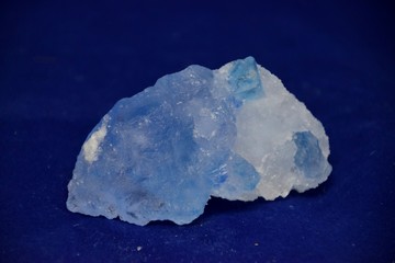 Niebieska bryła soli kamiennej