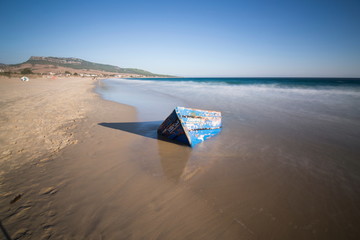 Ruinierte Patera oder Beiboot zum Transport illegaler Einwanderer Strand von Bolonia Andalusien Spanien