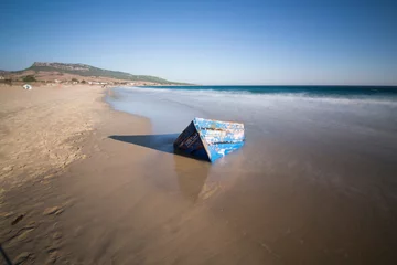 Foto op Plexiglas Bolonia strand, Tarifa, Spanje Verwoeste patera of sloep gebruikt om illegale immigranten te vervoeren Bolonia strand Andalusië Spanje