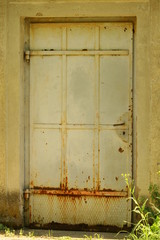 Eine alte Stahltür