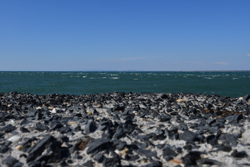 cailloux bétonné en bord de mer 