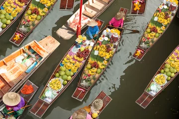 Zelfklevend Fotobehang floating market thailand © izzetugutmen