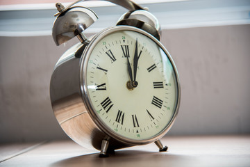 reloj con manecillas marcando las doce tiempo luz decoración interior horas minutero