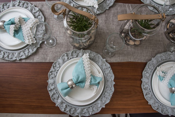 montake de mesa para comida, platos plateados y servilleta azul