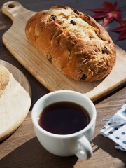 통밀빵과 커피 그리고 단풍잎 