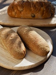 통밀빵과 커피 그리고 단풍잎 