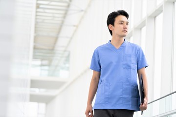 外を眺める医師