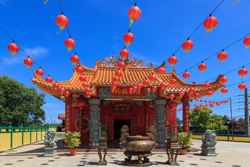 Obraz premium Beautiful Chinese temple with red lantern hanging ready for Chinese New Year festival with the clear blue sky