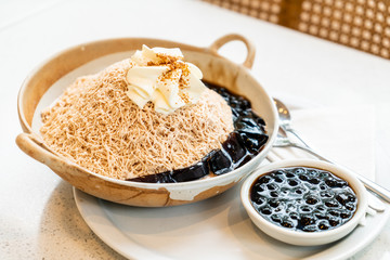 milk tea ice shave with black bubble and black grass jelly