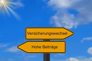 Zwei Schilder und Entscheidung zwischen Versicherungswechsel und Hohe Beiträge