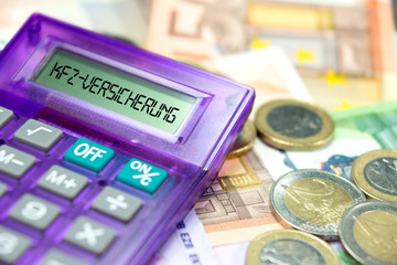 Euro Geldscheine und Münzen, Taschenrechner und KFZ Versicherung
