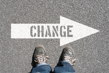 Ein Mann und ein Pfeil mit dem Wort Change