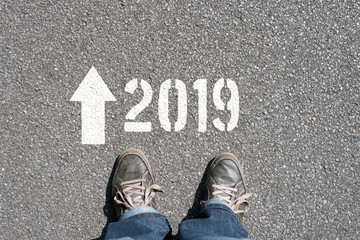 Ein Mann und ein Pfeil in Richtung Jahr 2019