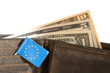Dollar Geldscheine, Geldbörse und Flagge der Europäischen Union EU