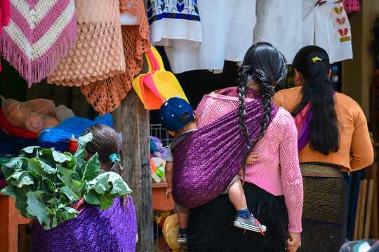 Una  familia de Chiapas  están caminando por la tienda. 