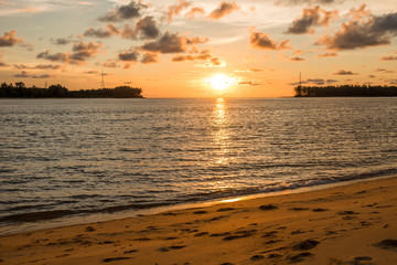 Naklejka premium landscape background evening scenery with sunset and have sunlight reflection on sea